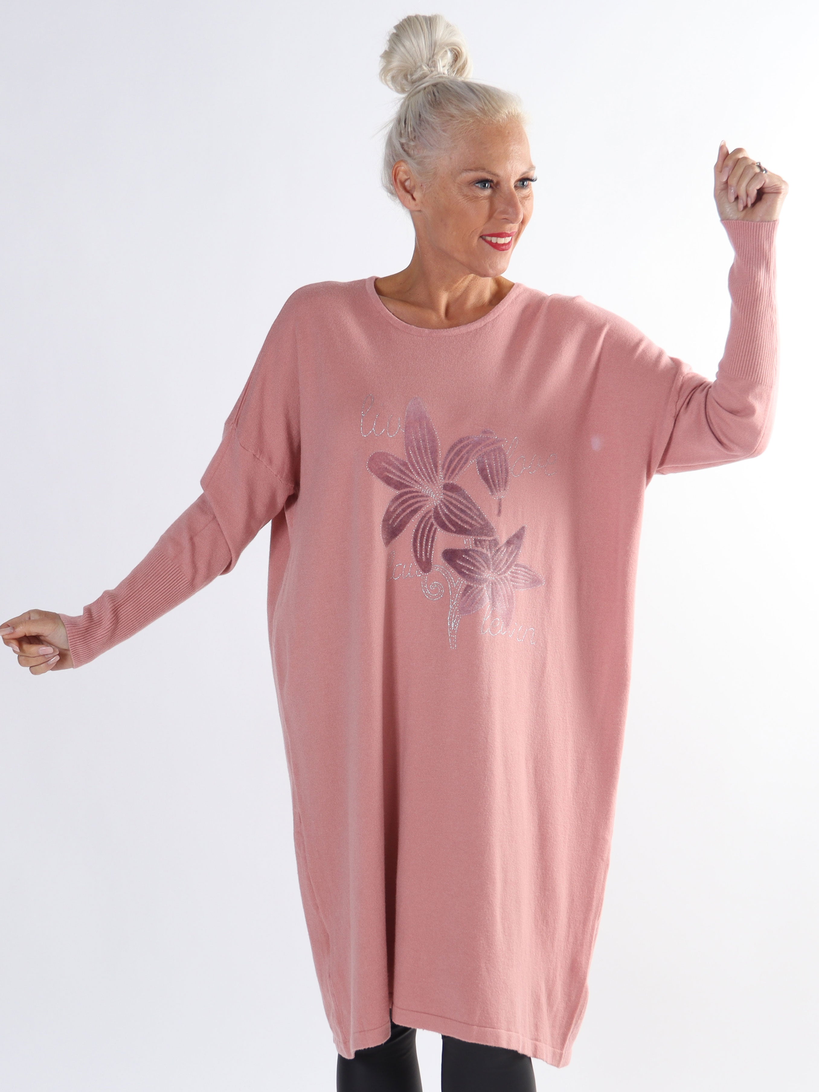 Amilie - Blød plus size strikkjole med blomstermotiver